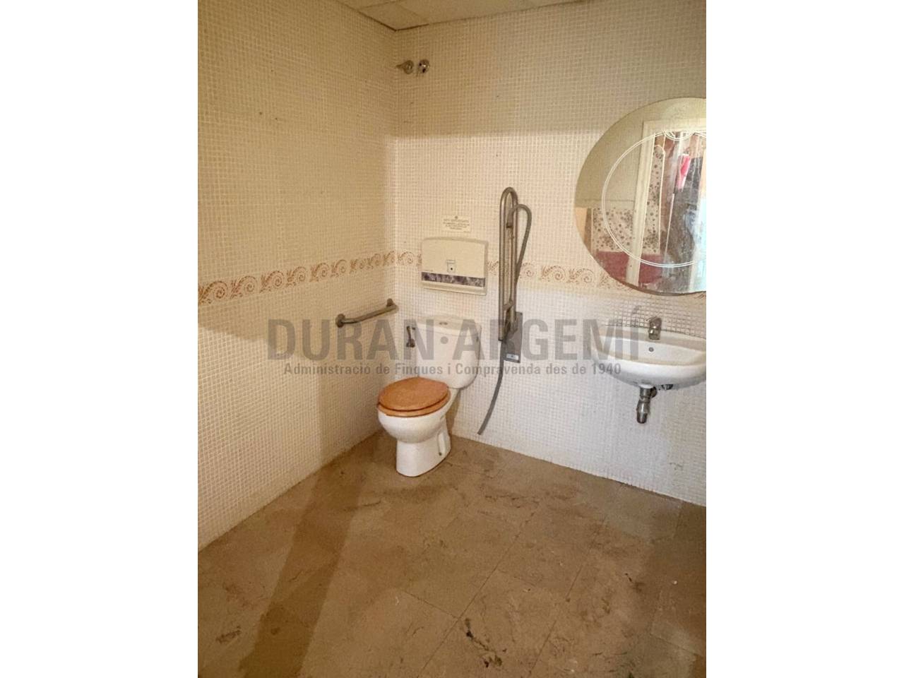 Local comercial en alquiler en el centro - Primera línea comercial