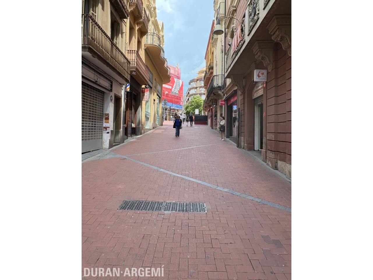 Local comercial en alquiler en el centro – Primera línea comercial