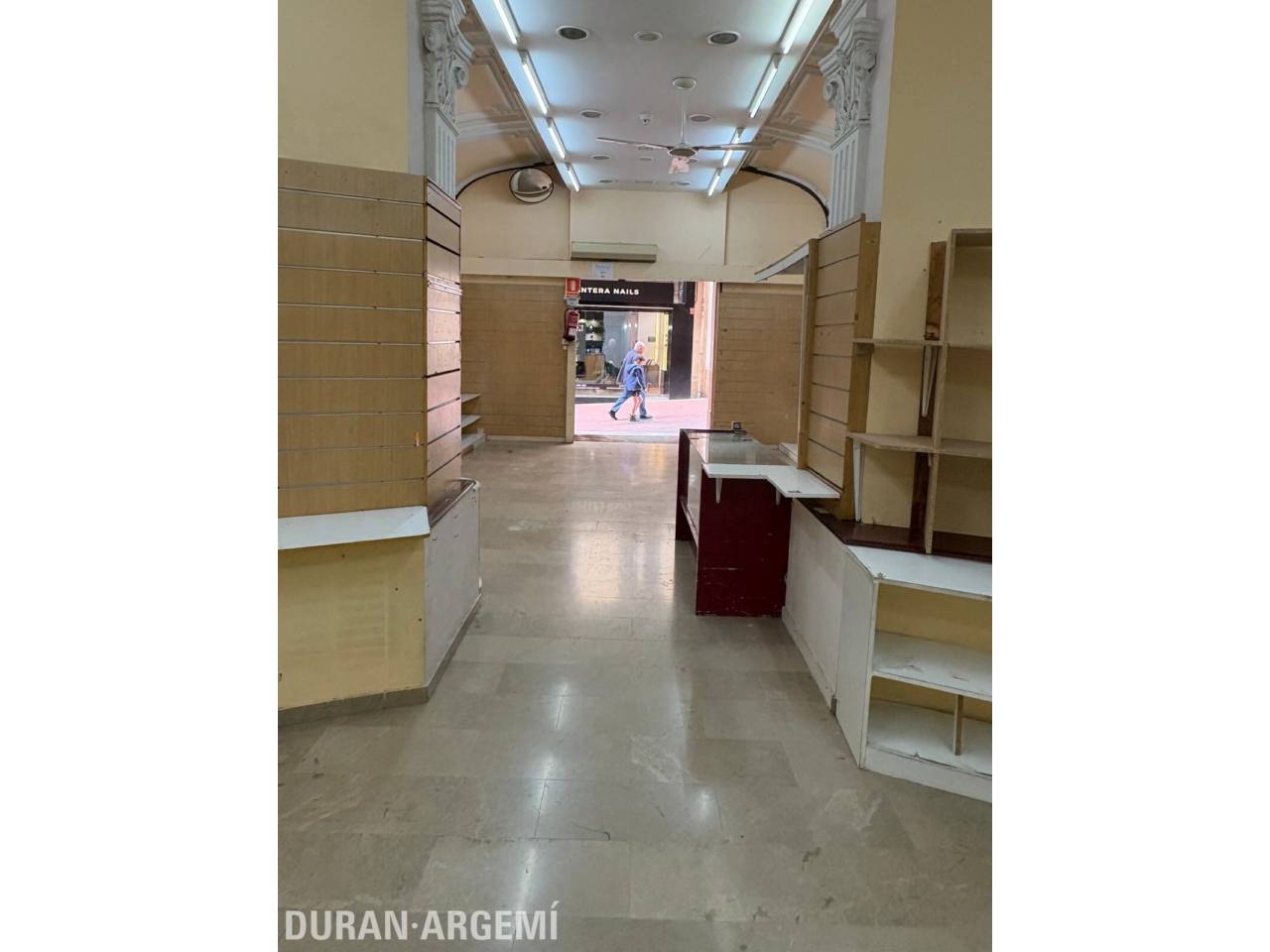 Local comercial en alquiler en el centro – Primera línea comercial