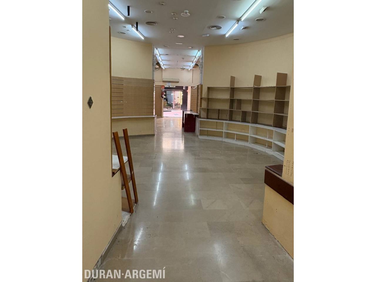 Local comercial en alquiler en el centro – Primera línea comercial