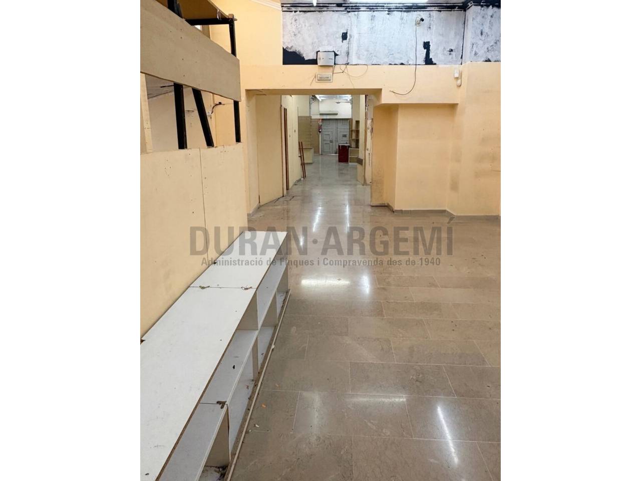 Local comercial en alquiler en el centro - Primera línea comercial