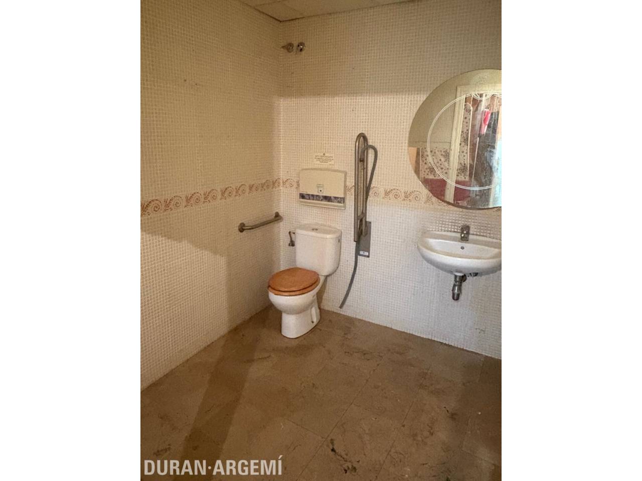 Local comercial en alquiler en el centro – Primera línea comercial