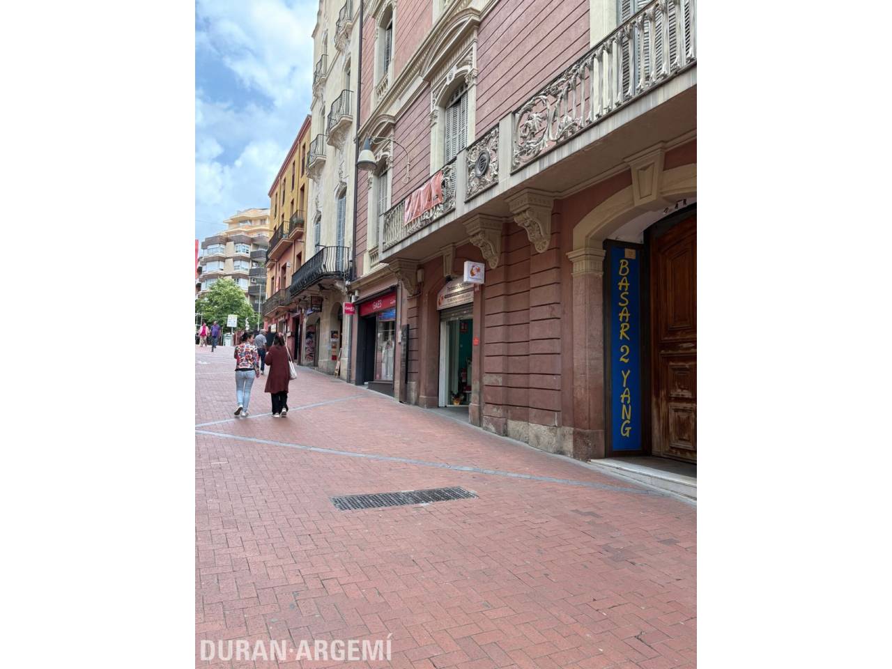 Local comercial en alquiler en el centro – Primera línea comercial