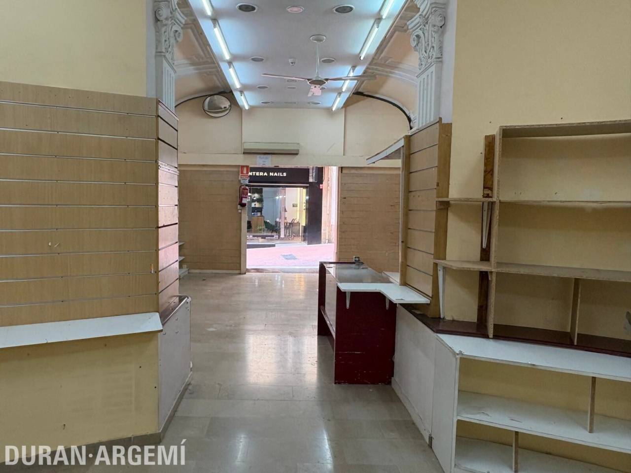 Local comercial en alquiler en el centro – Primera línea comercial
