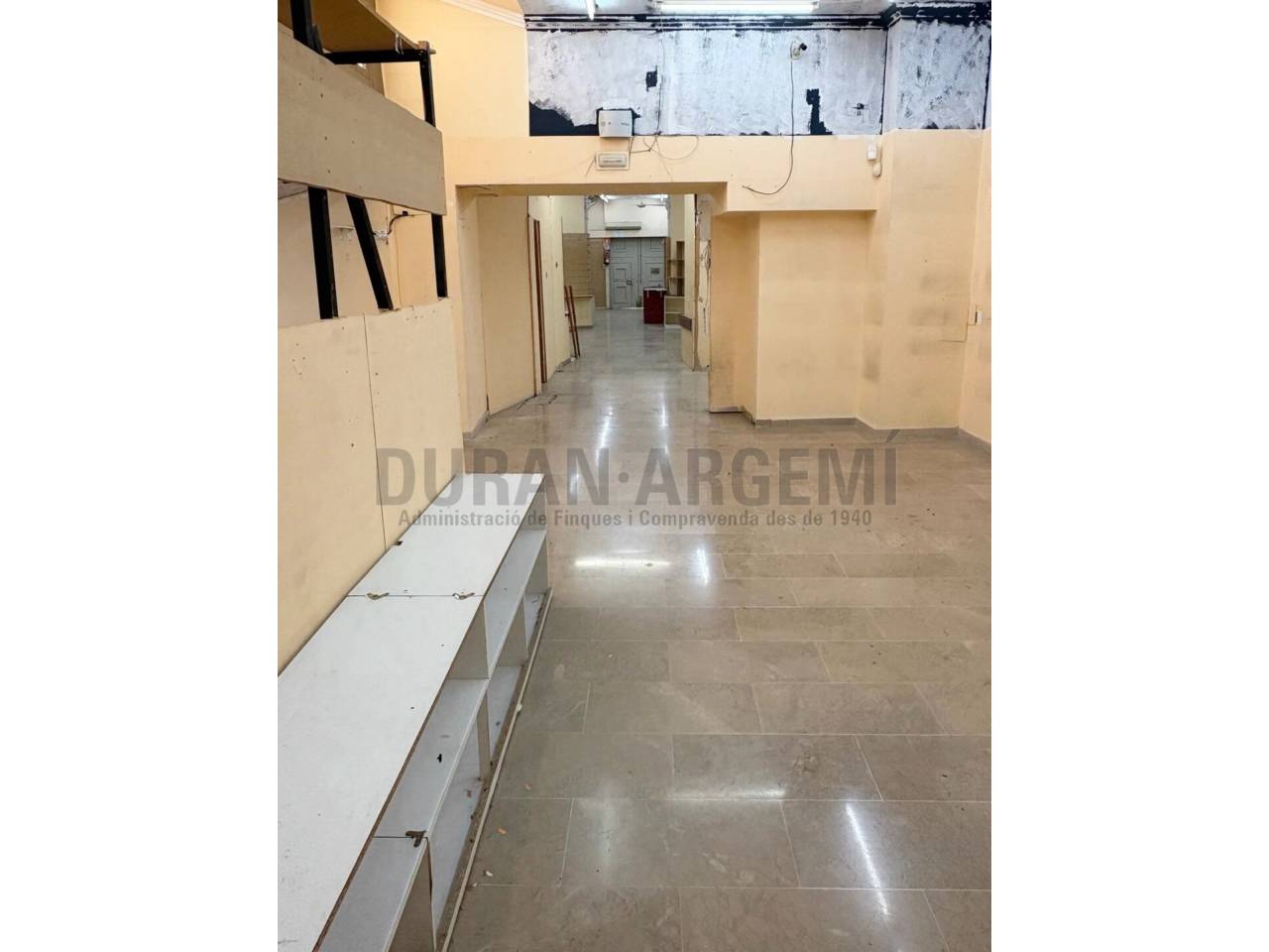 Local comercial en alquiler en el centro - Primera línea comercial