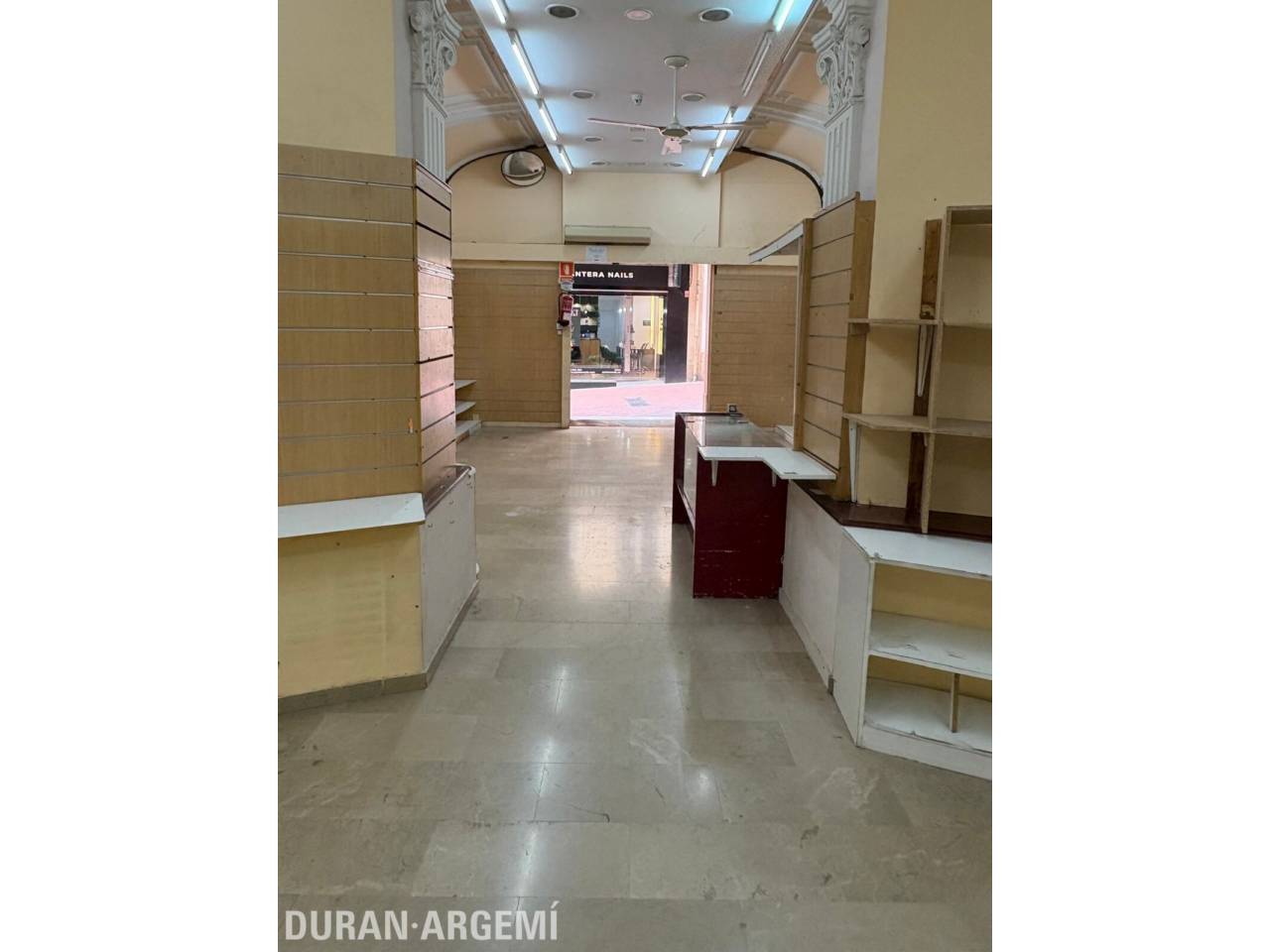 Local comercial en alquiler en el centro – Primera línea comercial