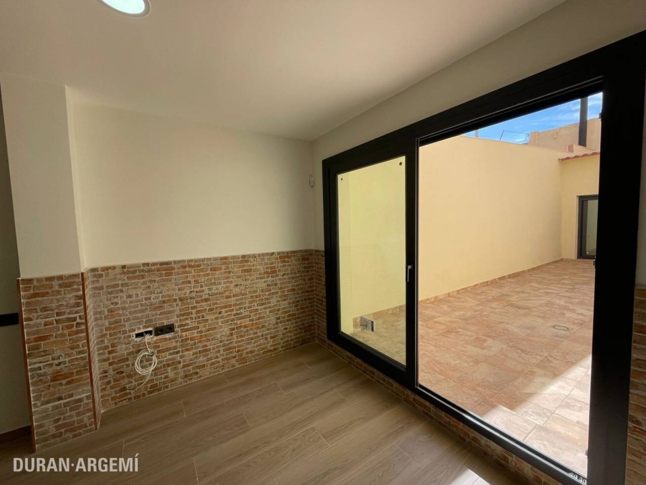 Bajos con patio en venta en Ca n'Aurell