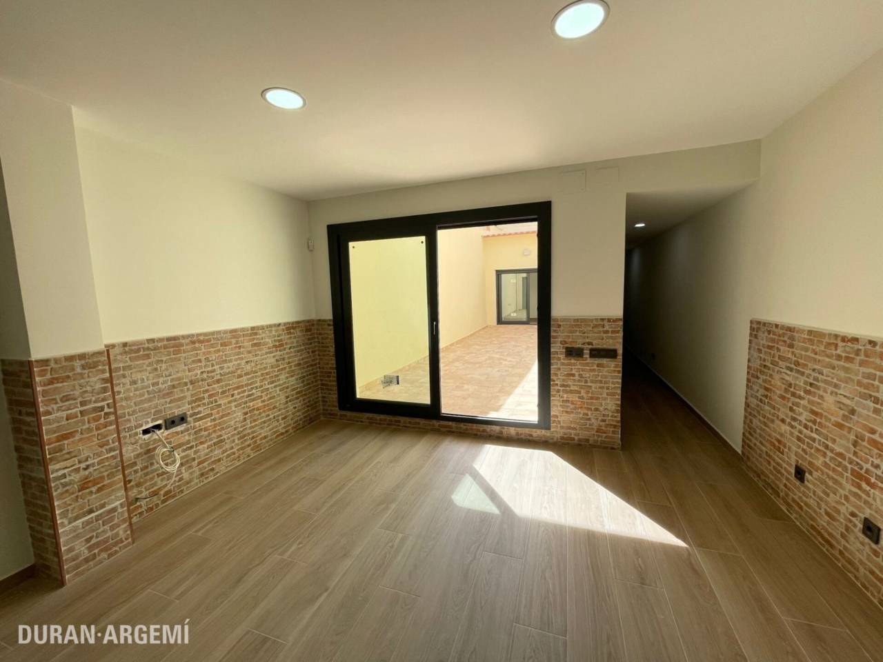 Bajos con patio en venta en Ca n'Aurell