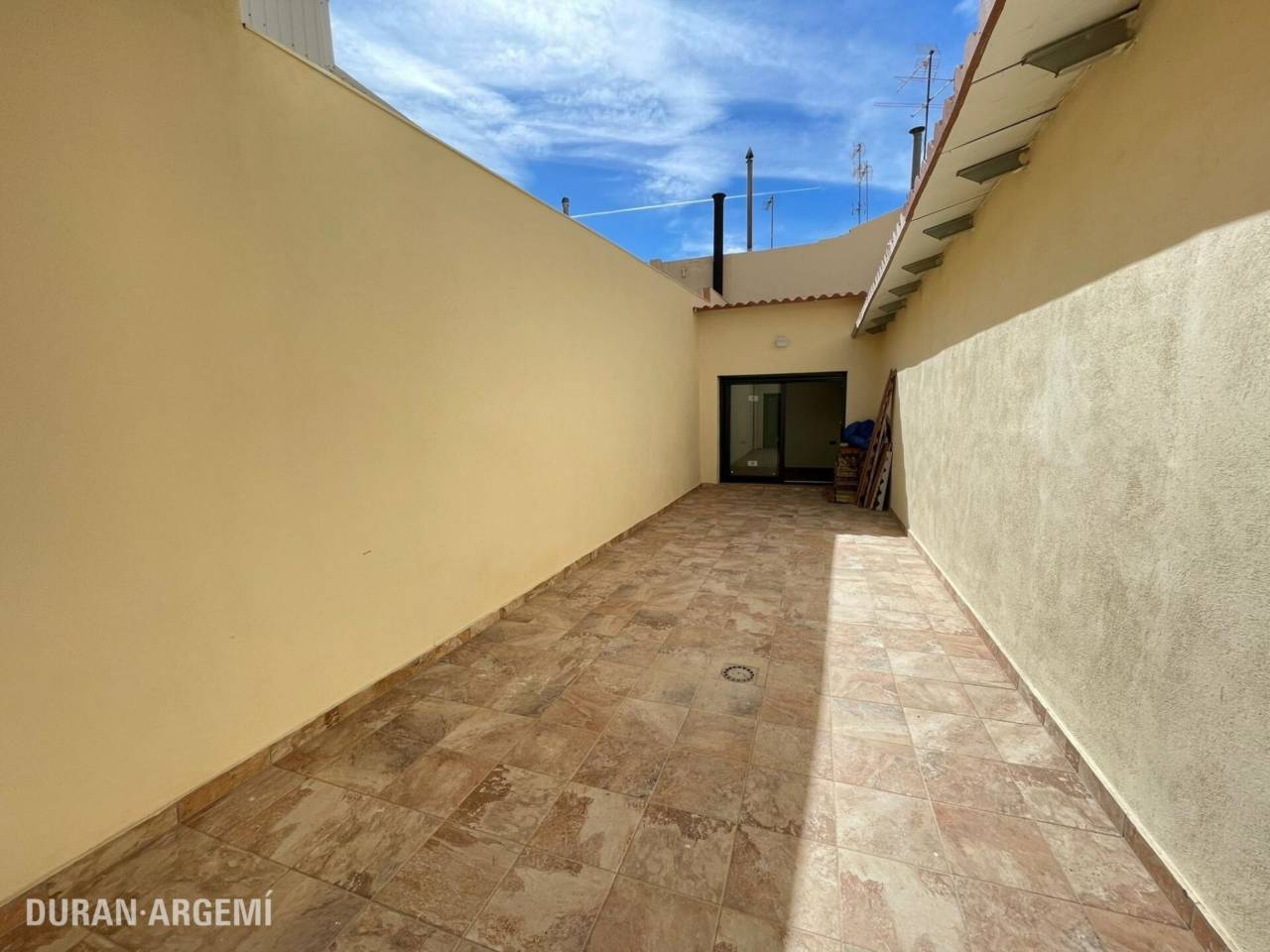Bajos con patio en venta en Ca n'Aurell