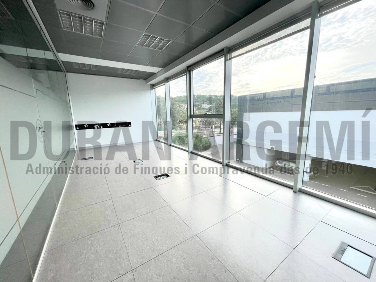 Oficina de lloguer en edifici emblemàtic, ideal per a seu d'empresa a Les Fonts