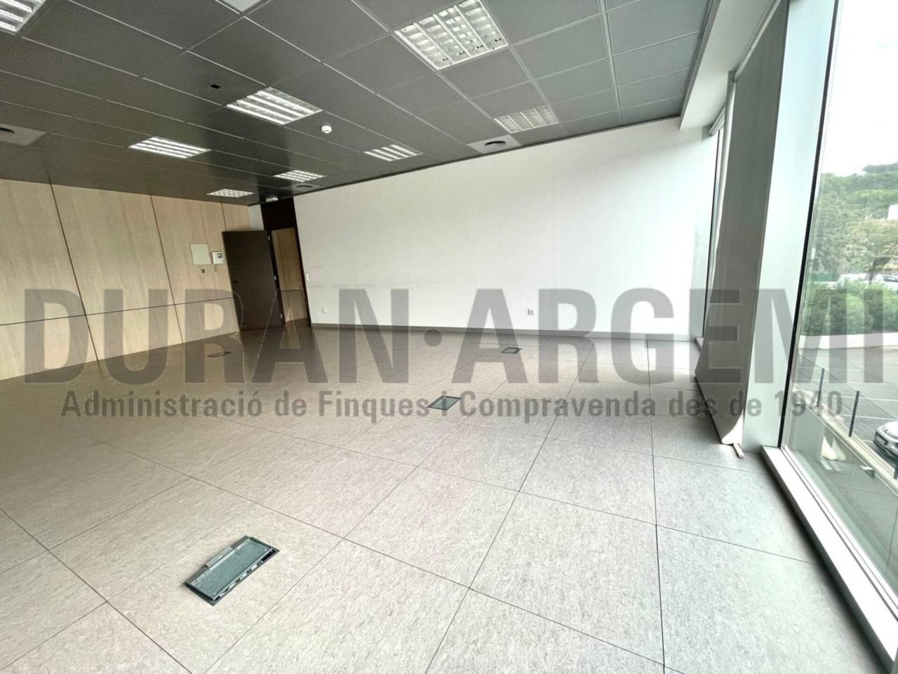 Oficina de lloguer en edifici emblemàtic, ideal per a seu d'empresa a Les Fonts