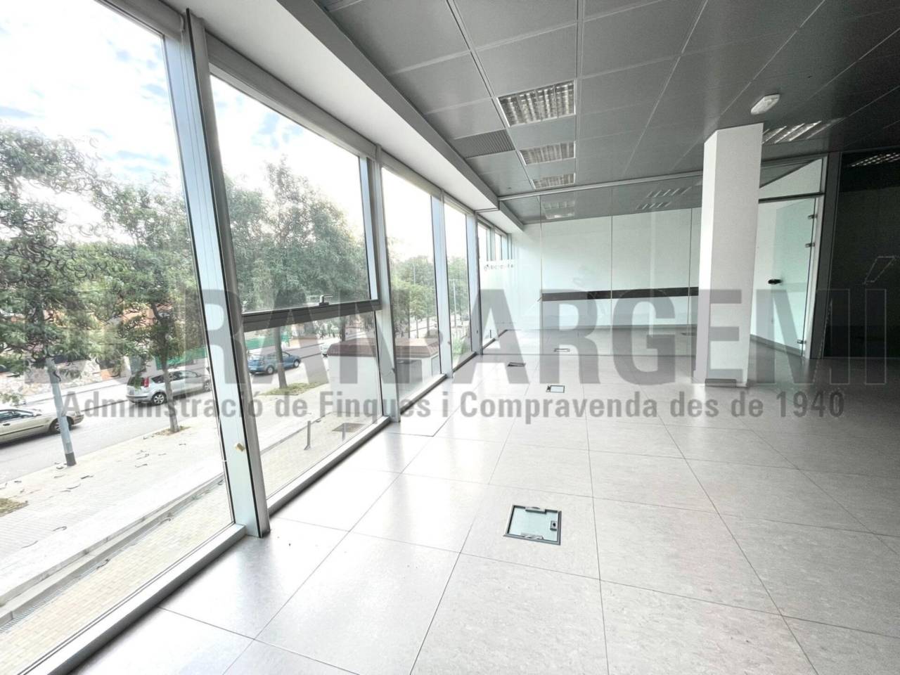 Oficina de lloguer en edifici emblemàtic, ideal per a seu d'empresa a Les Fonts