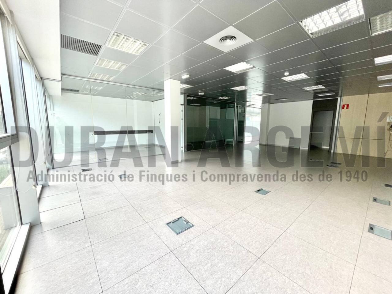 Oficina de lloguer en edifici emblemàtic, ideal per a seu d'empresa a Les Fonts