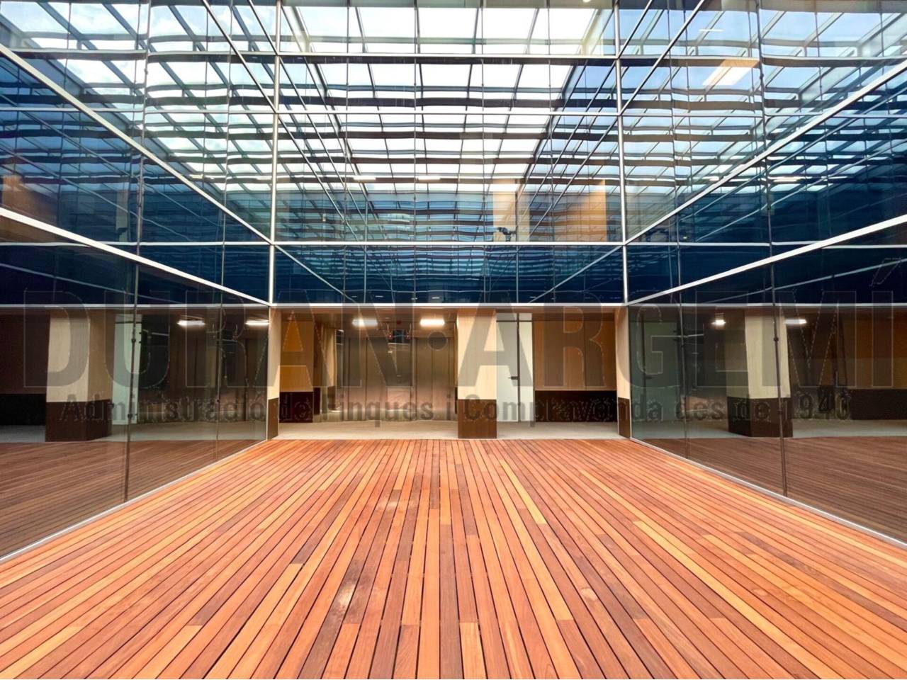Oficina de lloguer en edifici emblemàtic, ideal per a seu d'empresa a Les Fonts