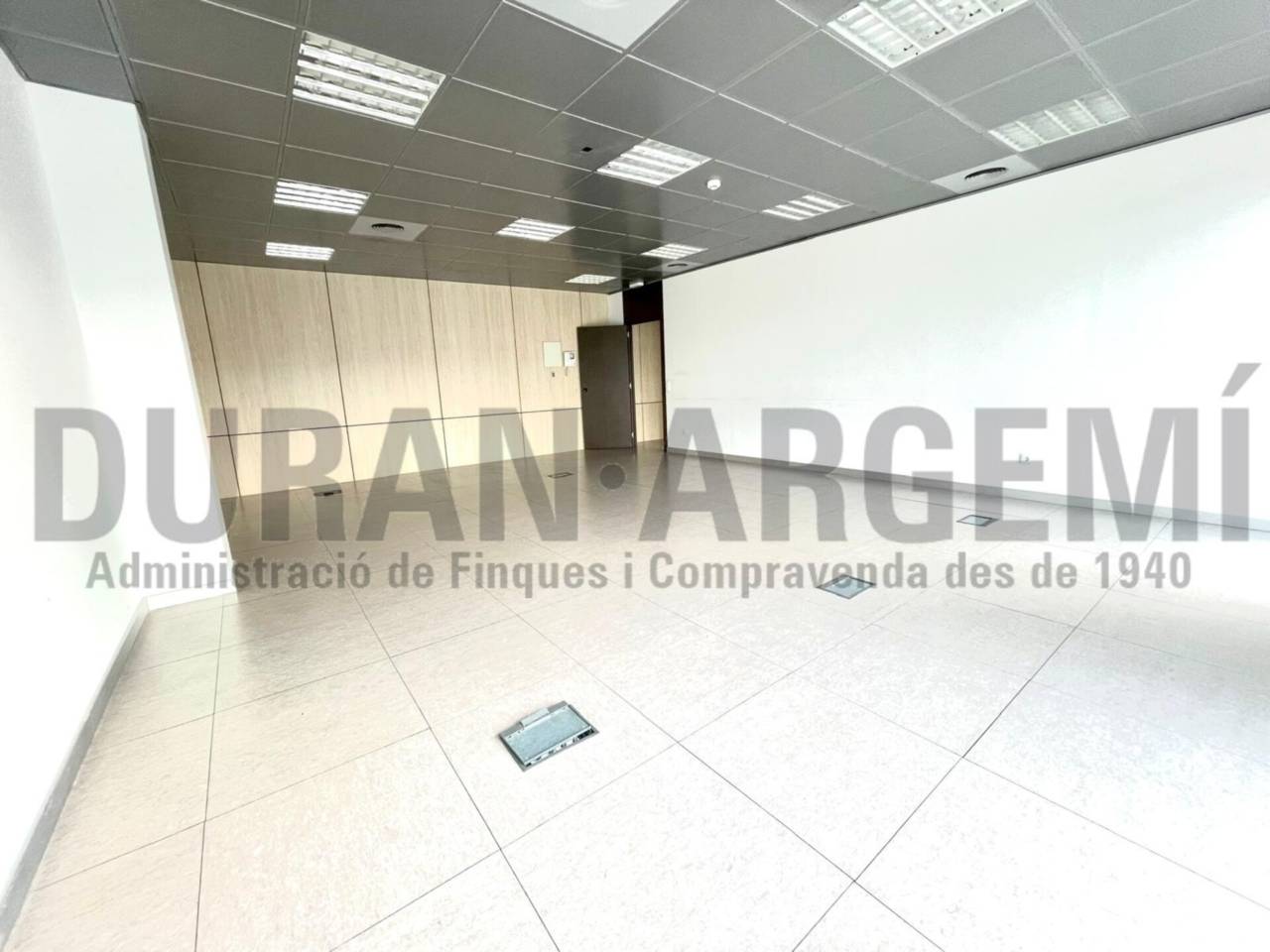 Oficina de lloguer en edifici emblemàtic, ideal per a seu d'empresa a Les Fonts