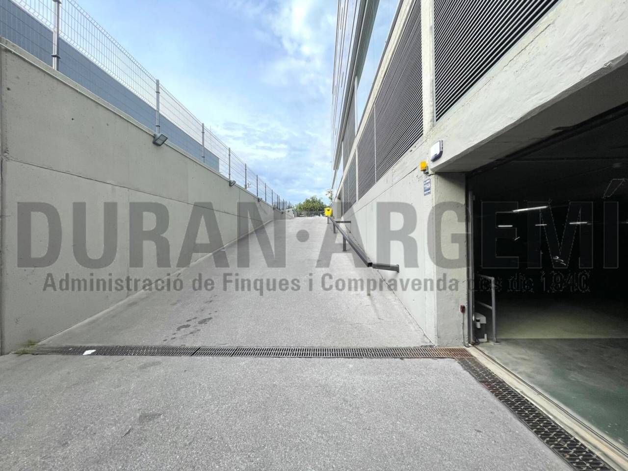 Oficina de lloguer en edifici emblemàtic, ideal per a seu d'empresa a Les Fonts