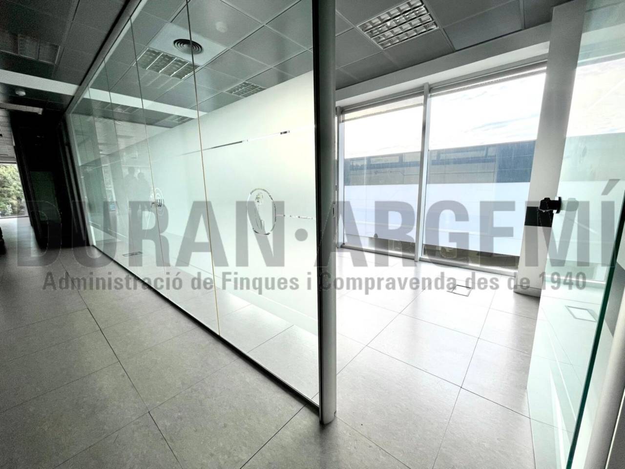 Oficina de lloguer en edifici emblemàtic, ideal per a seu d'empresa a Les Fonts