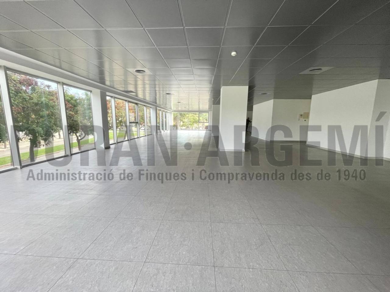 Oficina de lloguer amb singular presència corporativa a Les Fonts de Terrassa