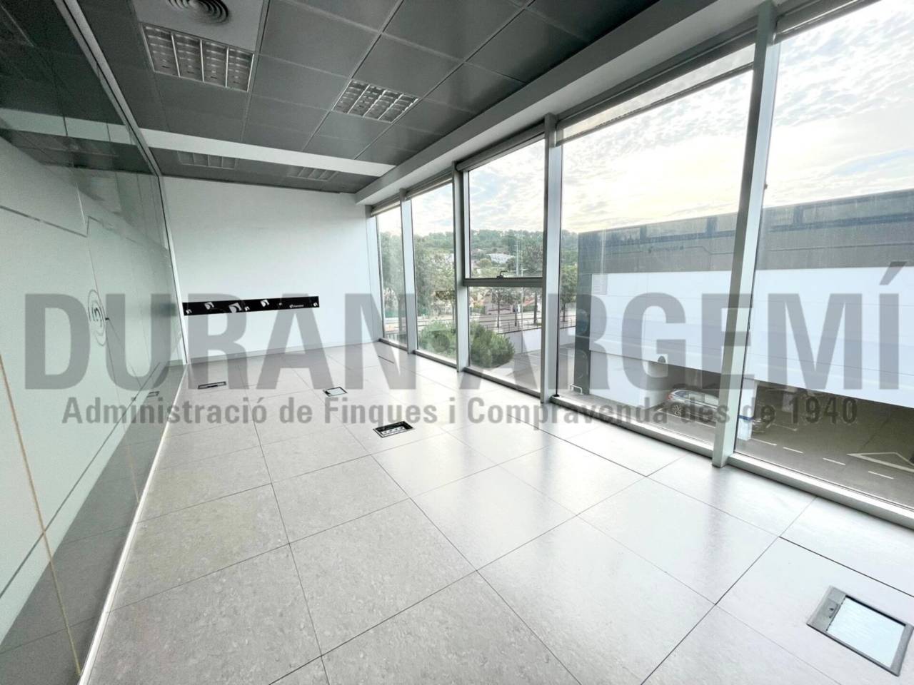 Oficina en venda en edifici emblemàtic, ideal per a seu d'empresa a Les Fonts