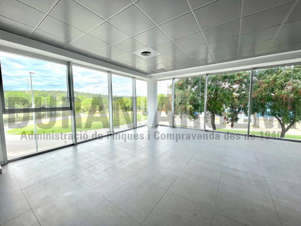 Oficina en venda amb gran visibilitat  i caràcter empresarial - Les Fonts