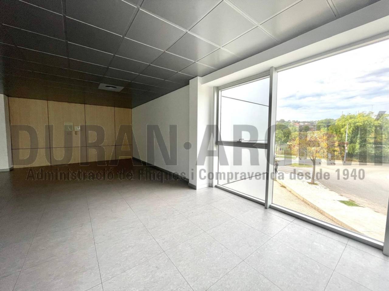 Oficina en venda amb singular presència corporativa a Les Fonts de Terrassa