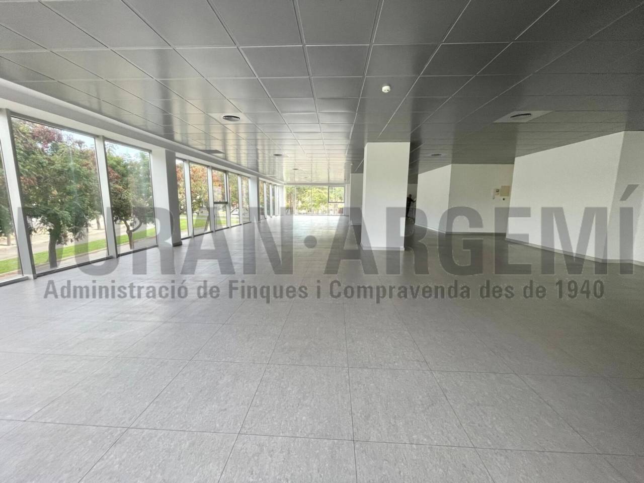 Oficina en venda amb singular presència corporativa a Les Fonts de Terrassa