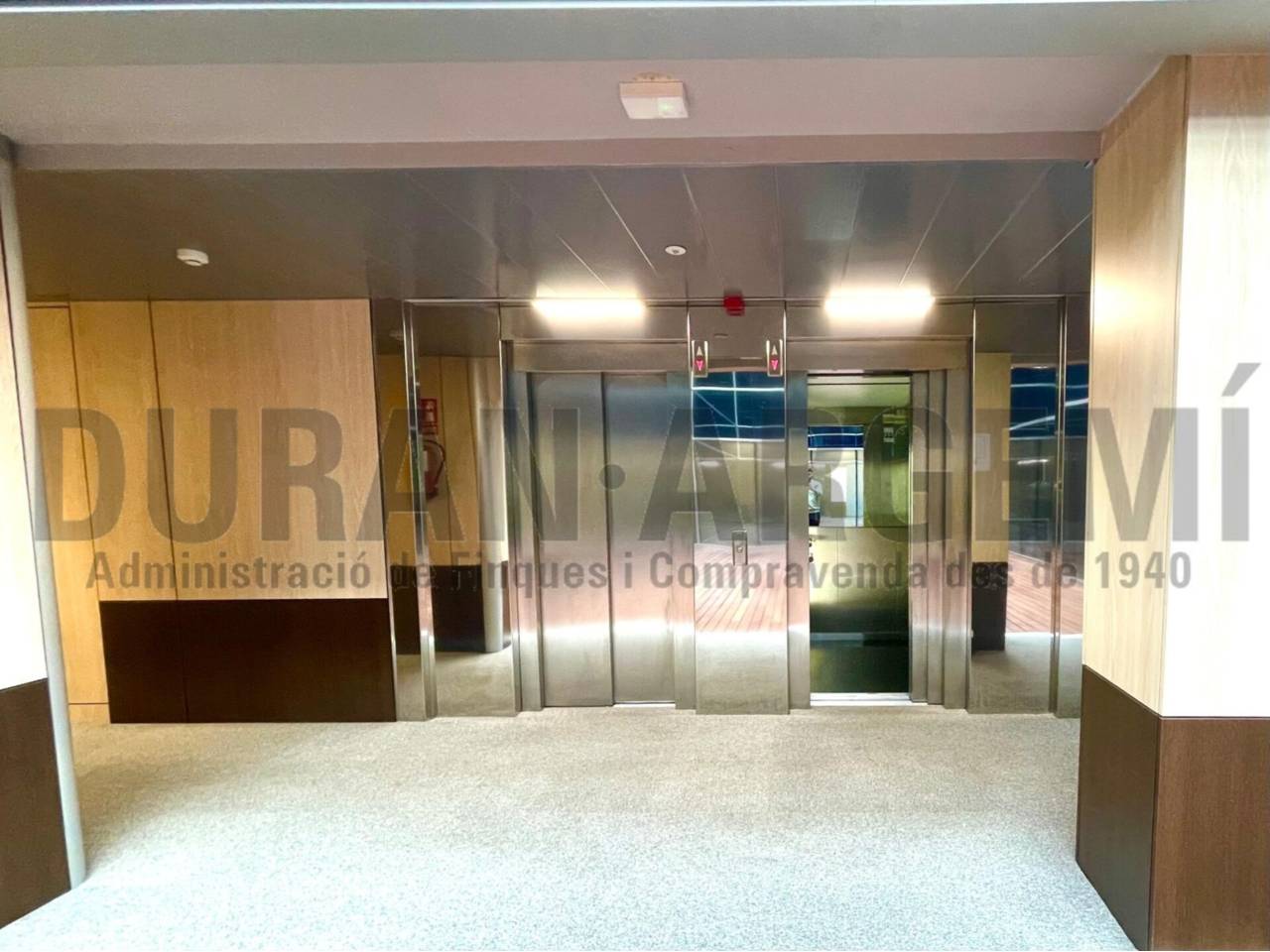 Oficina en venda amb singular presència corporativa a Les Fonts de Terrassa