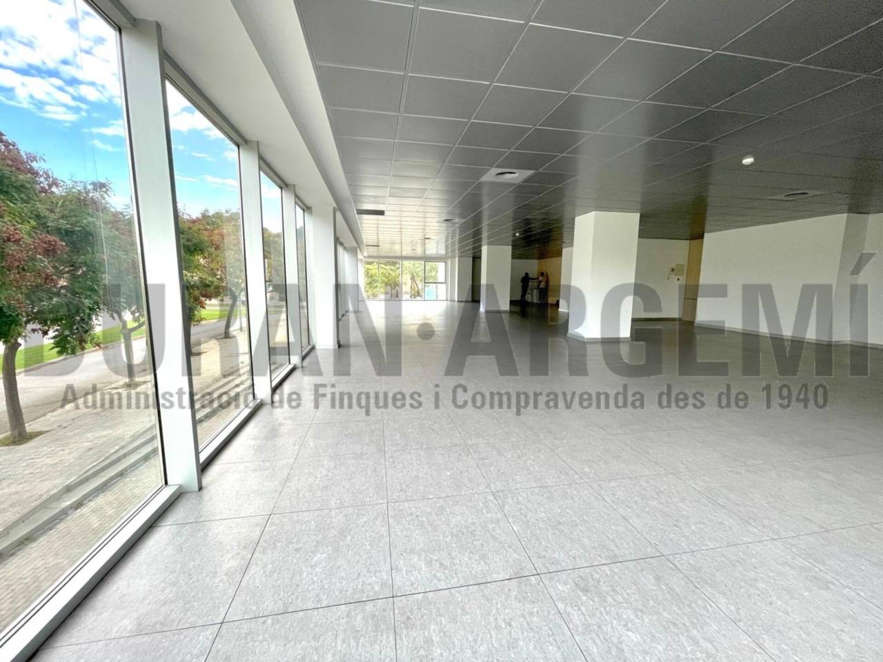 Oficina de lloguer amb identitat empresarial - Les Fonts