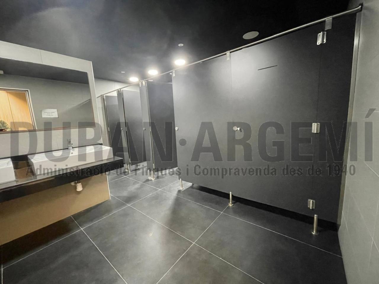 Oficina de lloguer amb identitat empresarial - Les Fonts