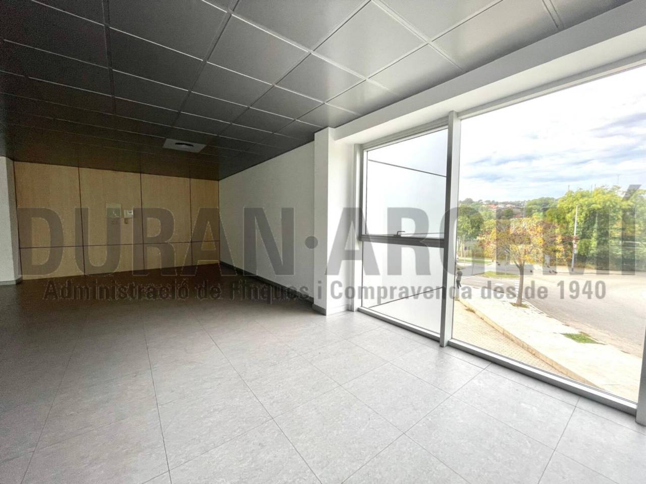 Oficina de lloguer amb identitat empresarial - Les Fonts