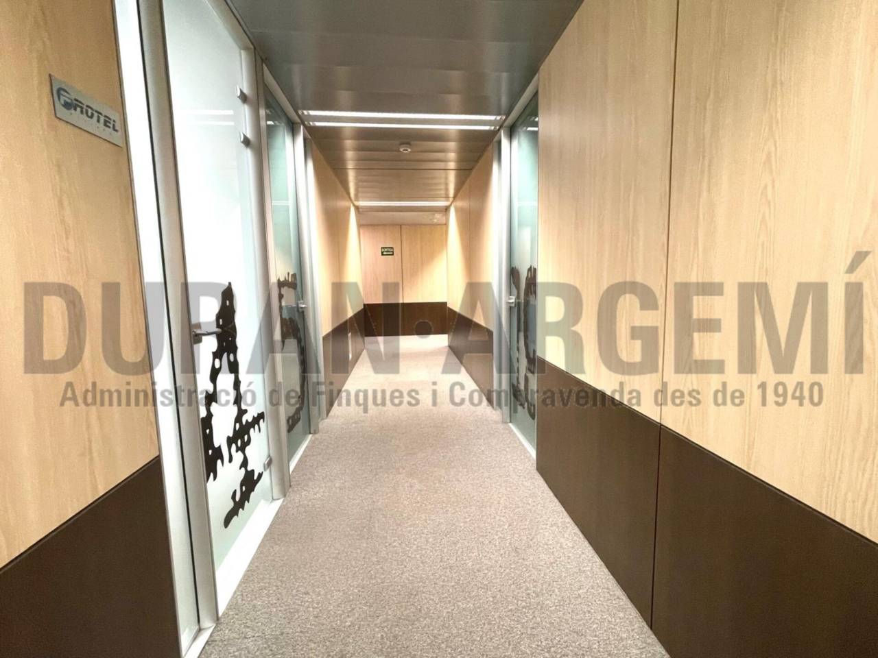 Oficina de lloguer amb identitat empresarial - Les Fonts