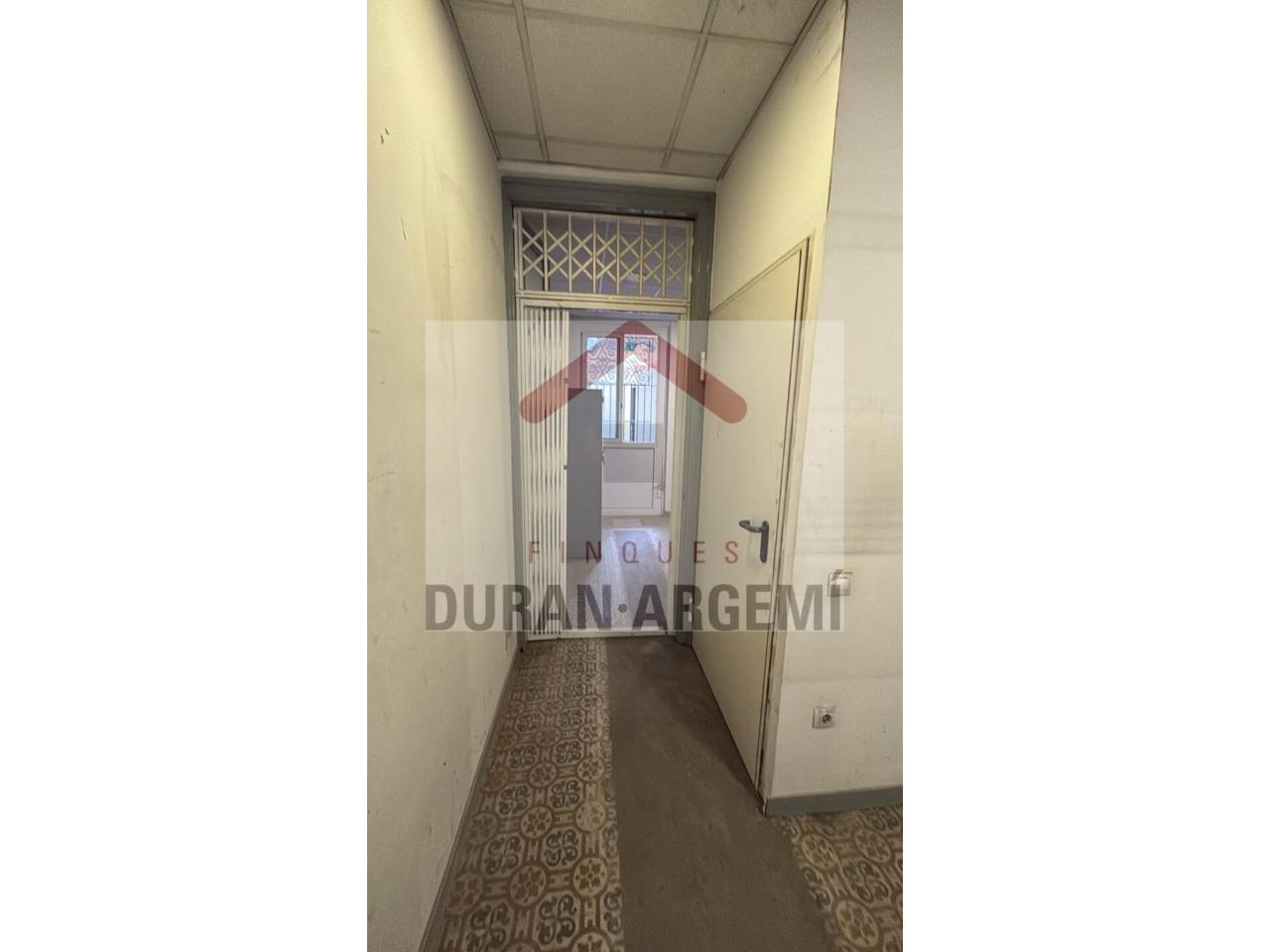 LOCAL DE LLOGUER SITUAT EN PRIMERA LÍNEA COMERCIAL.