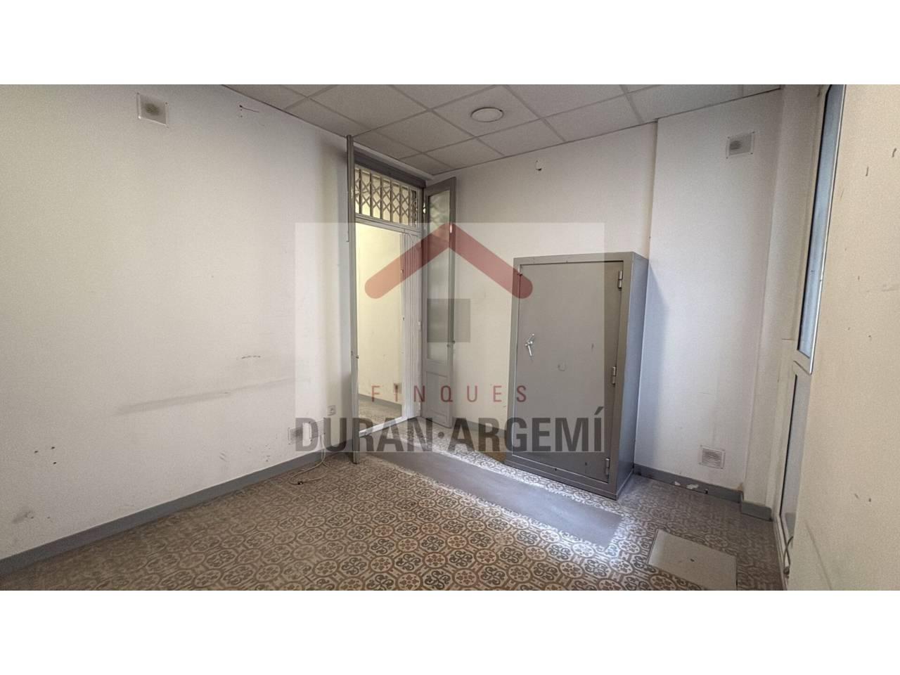 LOCAL DE LLOGUER SITUAT EN PRIMERA LÍNEA COMERCIAL.