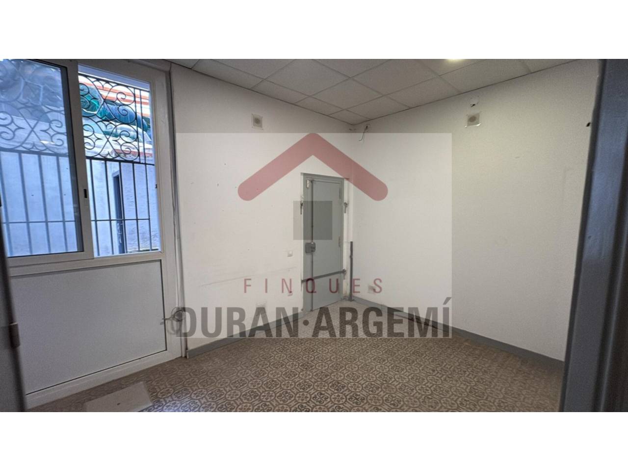 LOCAL DE LLOGUER SITUAT EN PRIMERA LÍNEA COMERCIAL.