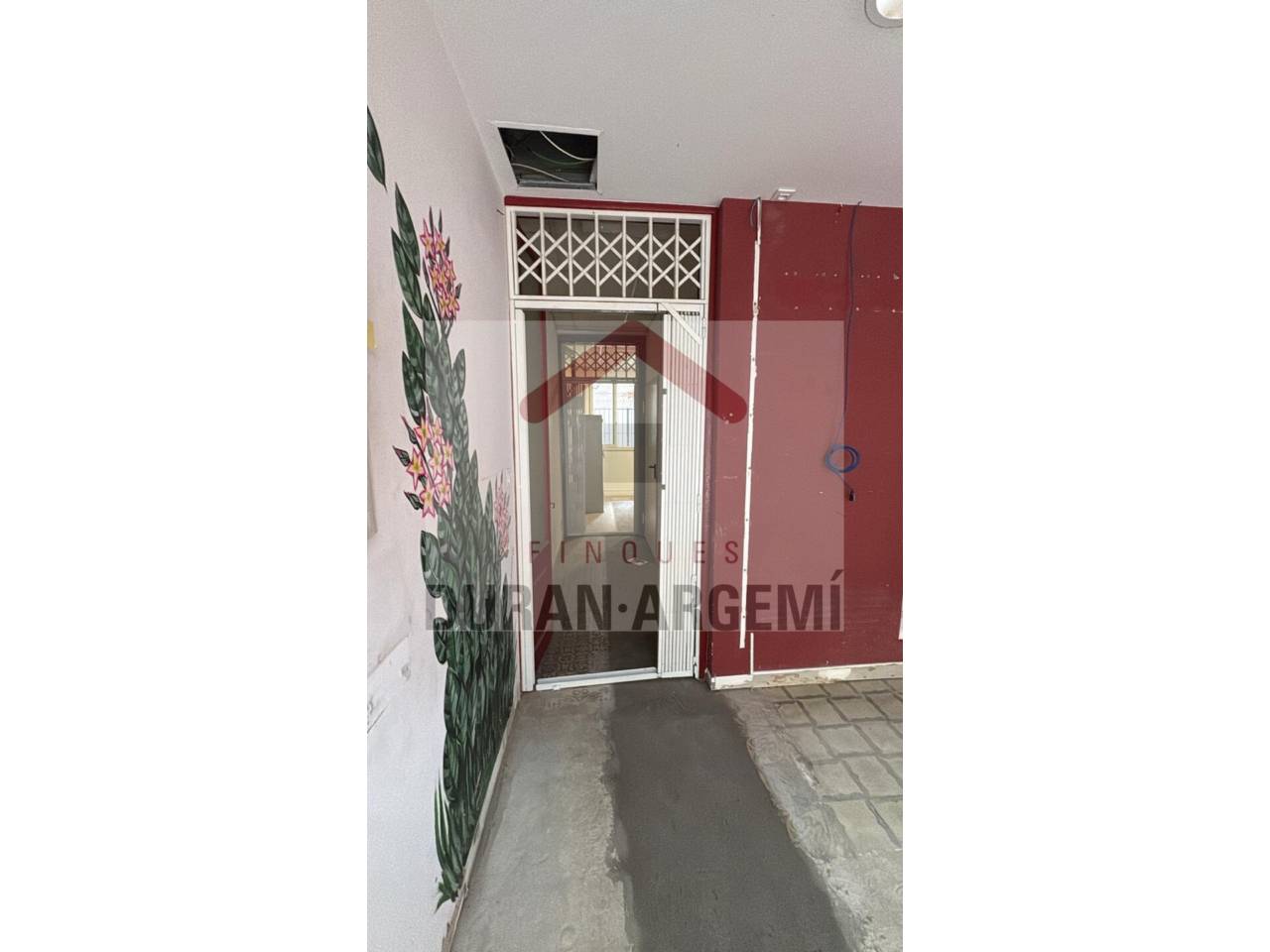 LOCAL DE LLOGUER SITUAT EN PRIMERA LÍNEA COMERCIAL.