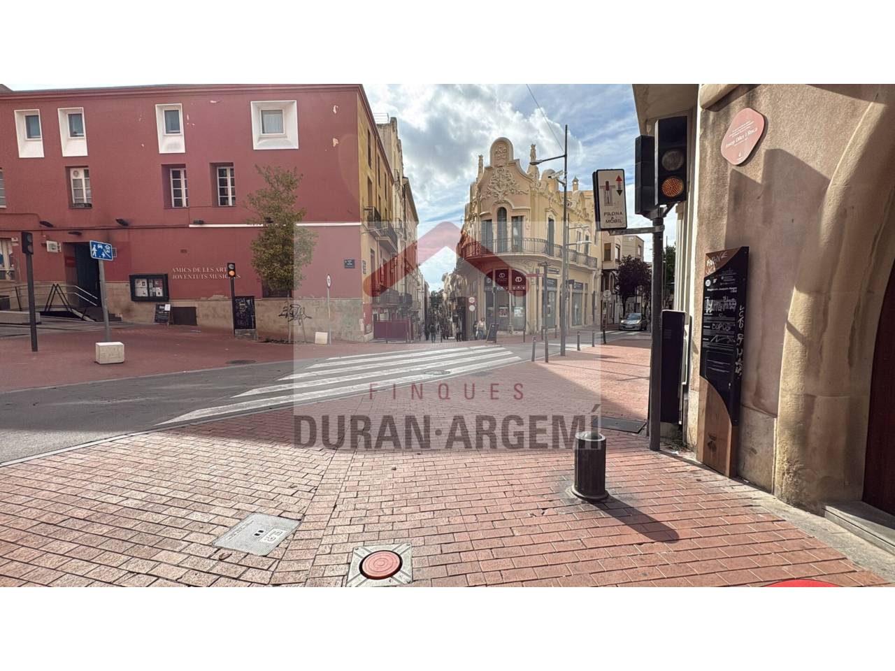 LOCAL DE LLOGUER SITUAT EN PRIMERA LÍNEA COMERCIAL.