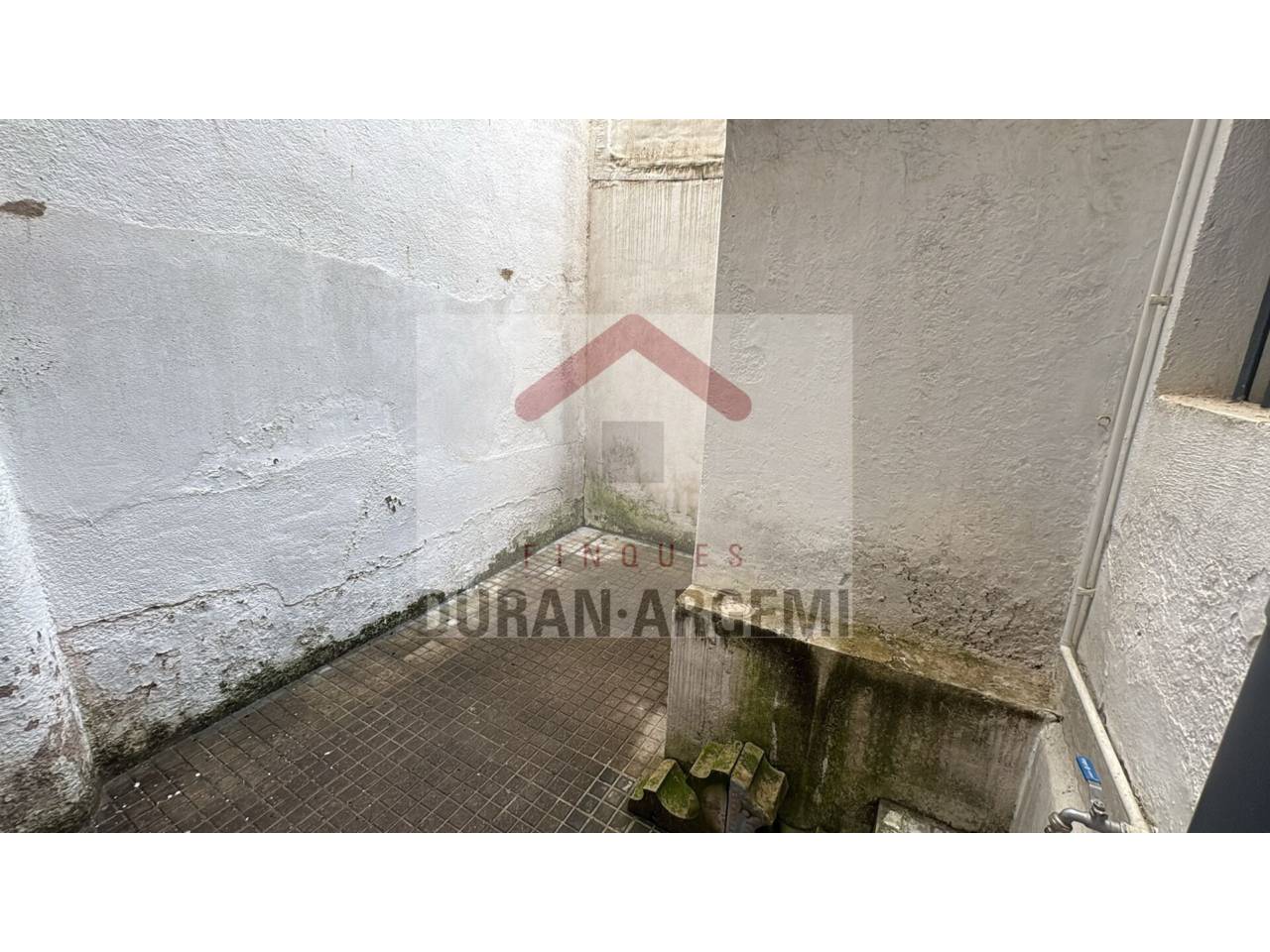 LOCAL DE LLOGUER SITUAT EN PRIMERA LÍNEA COMERCIAL.