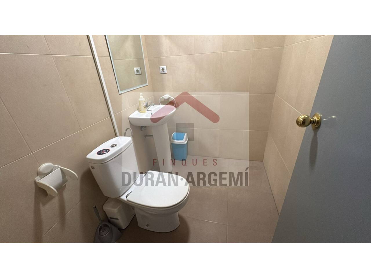 LOCAL DE LLOGUER SITUAT EN PRIMERA LÍNEA COMERCIAL.