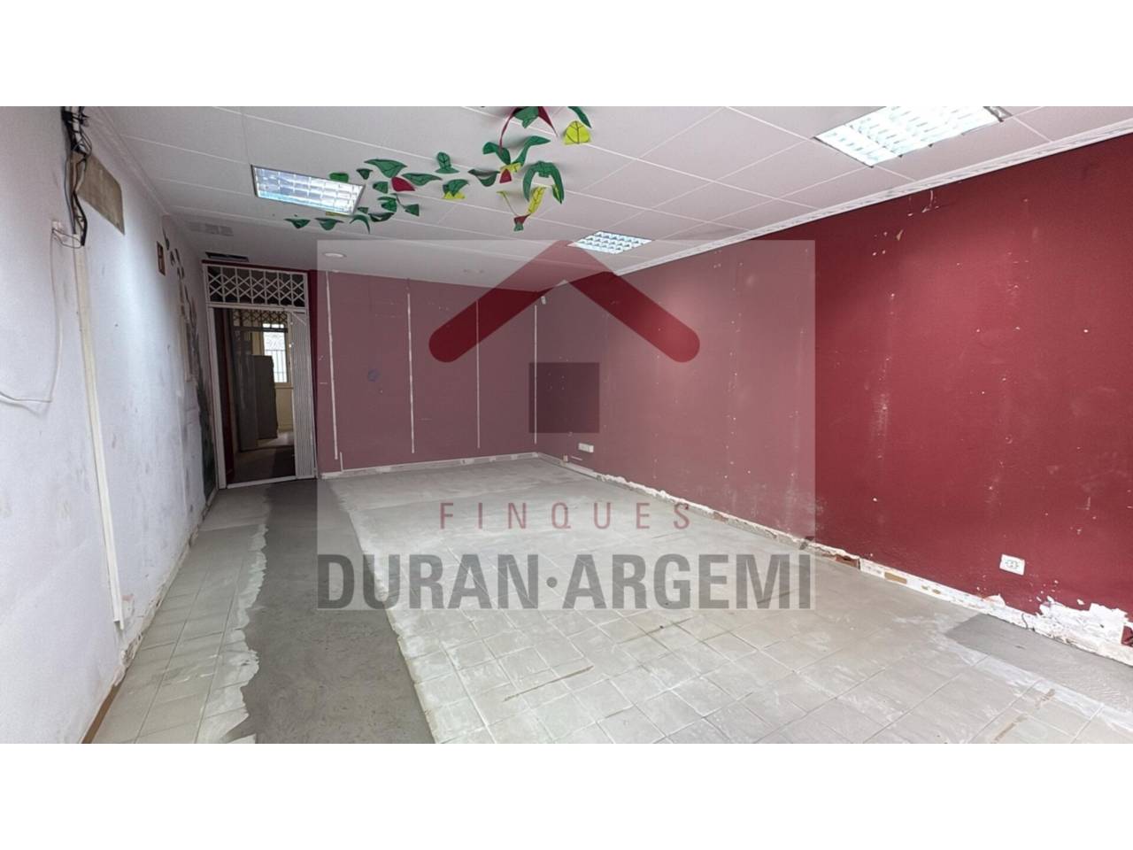 LOCAL DE LLOGUER SITUAT EN PRIMERA LÍNEA COMERCIAL.