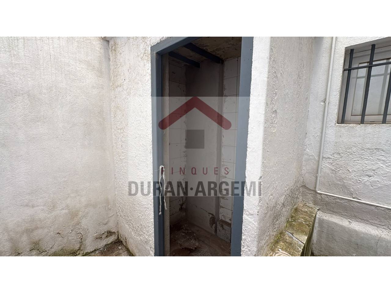 LOCAL DE LLOGUER SITUAT EN PRIMERA LÍNEA COMERCIAL.