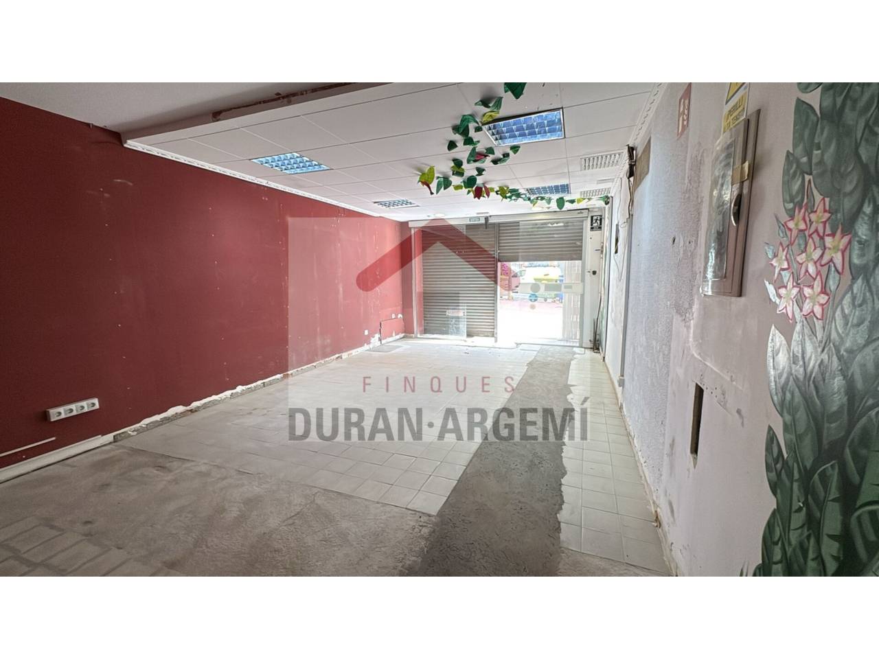 LOCAL DE LLOGUER SITUAT EN PRIMERA LÍNEA COMERCIAL.