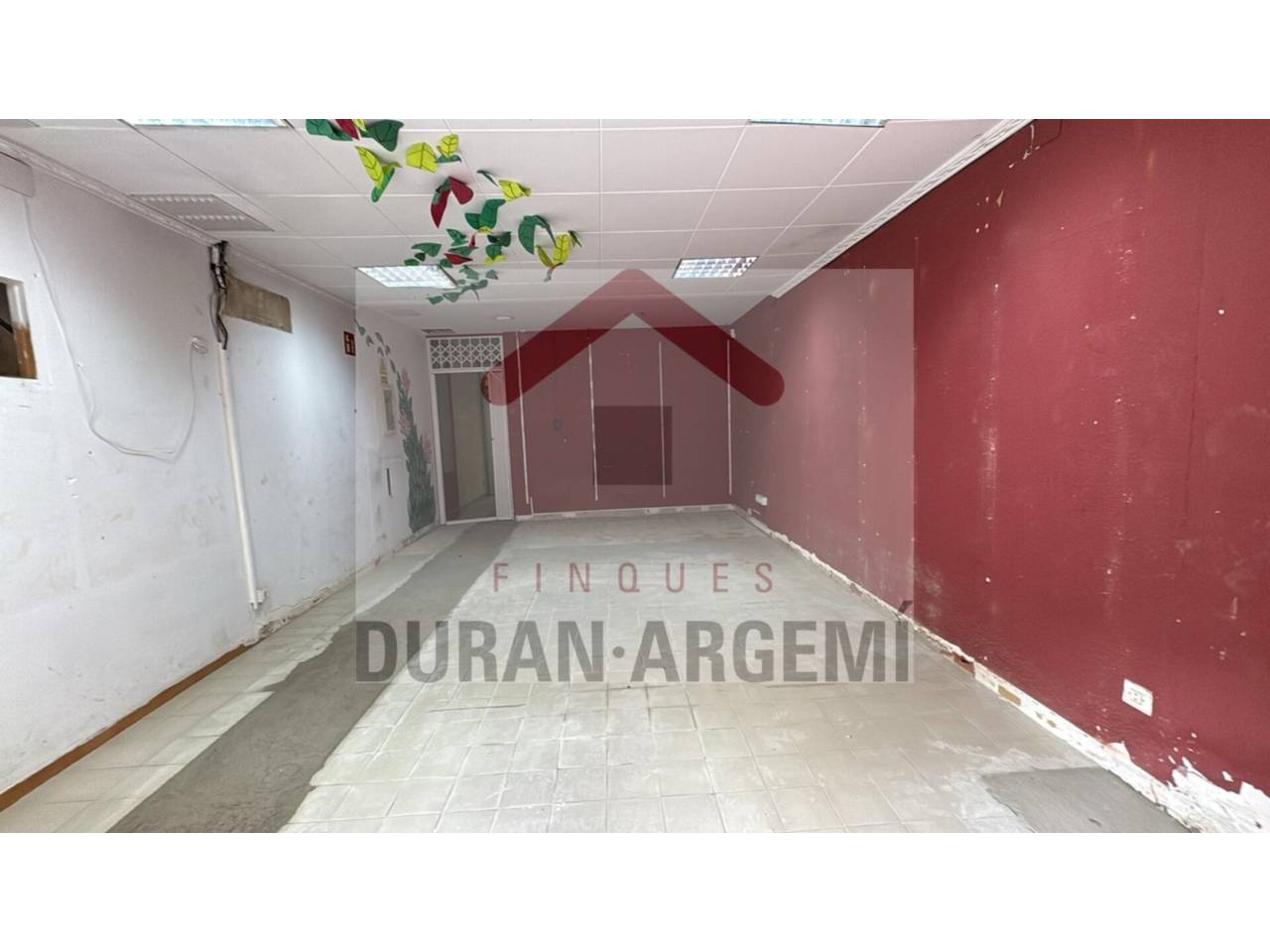 LOCAL DE LLOGUER SITUAT EN PRIMERA LÍNEA COMERCIAL.