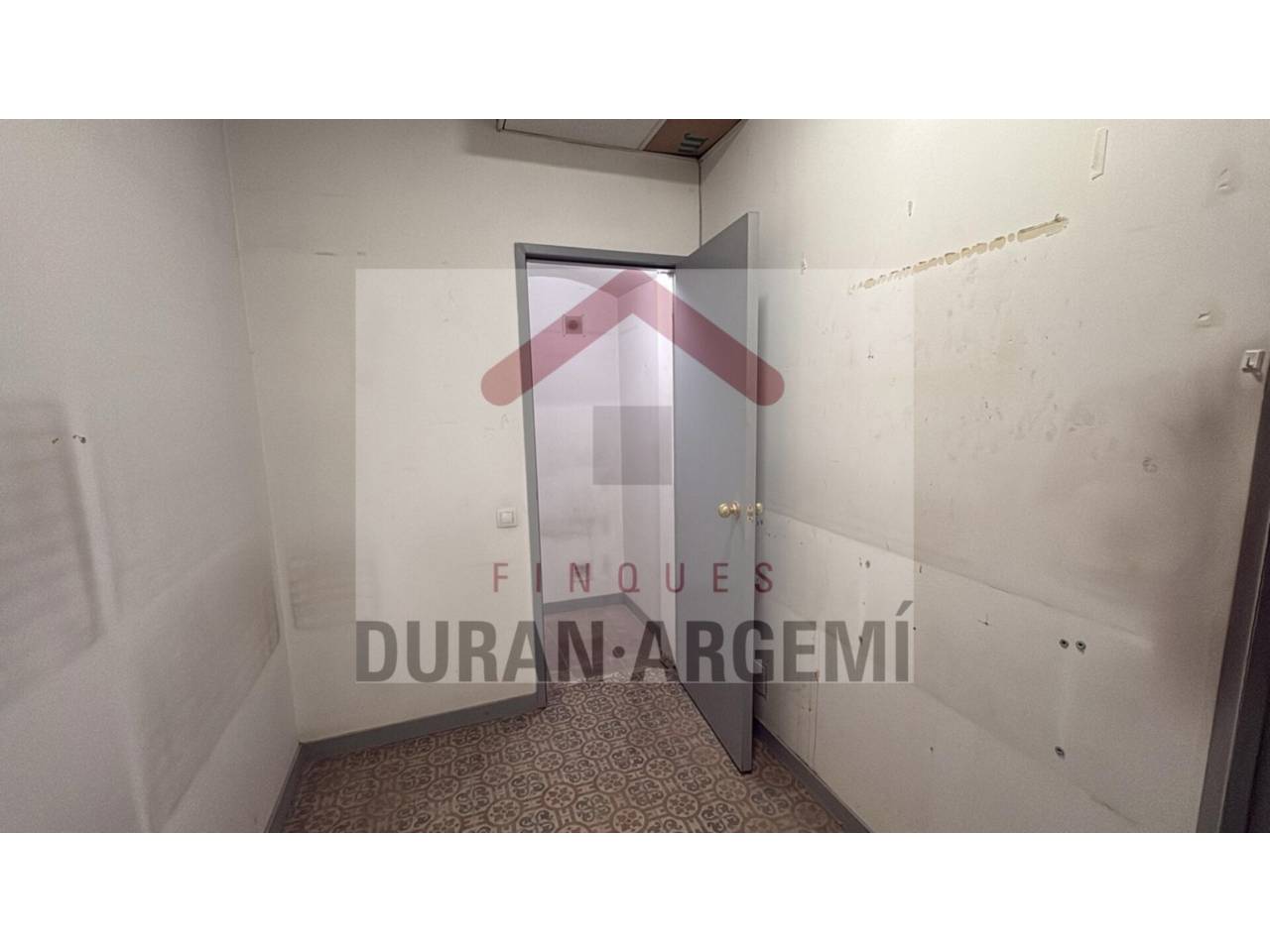 LOCAL DE LLOGUER SITUAT EN PRIMERA LÍNEA COMERCIAL.