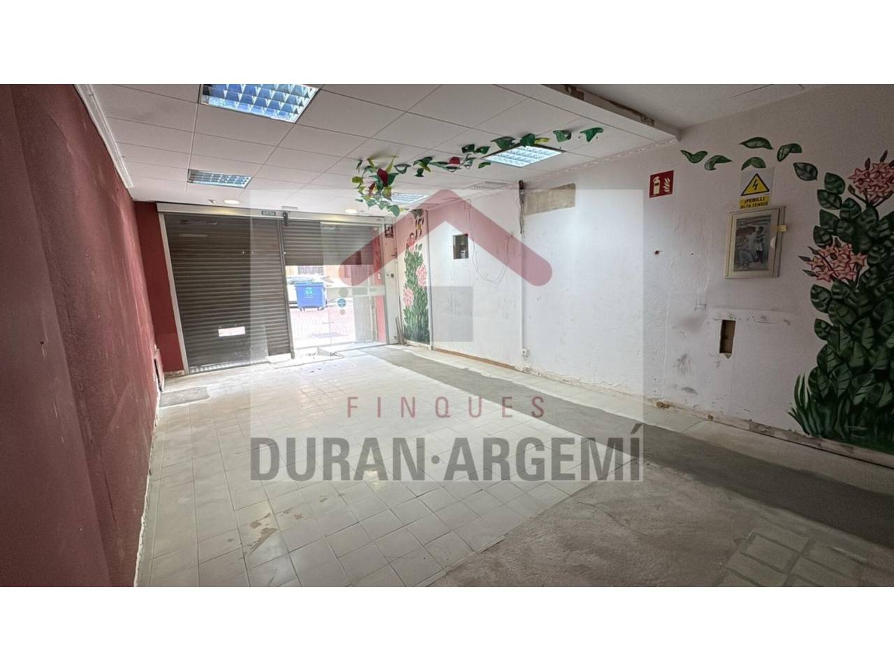 LOCAL DE LLOGUER SITUAT EN PRIMERA LÍNEA COMERCIAL.