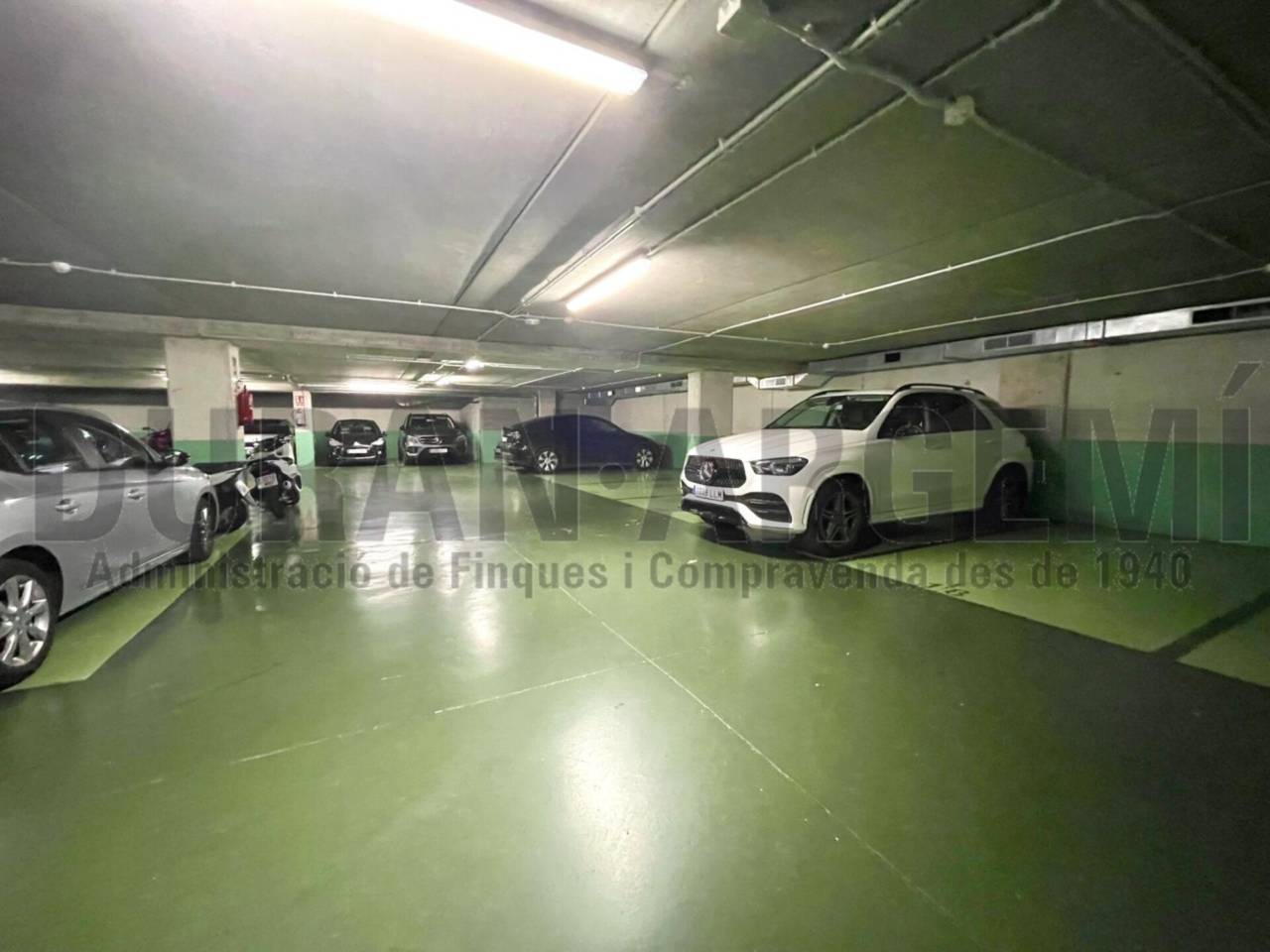 Oficina de lloguer amb imatge corporativa destacada a Les Fonts de Terrassa