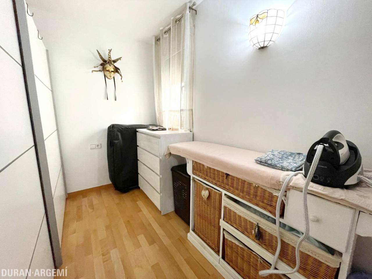 Dúplex ampli amb gran terrassa a peu de menjador, plaça de pàrquing i ubicació privilegiada