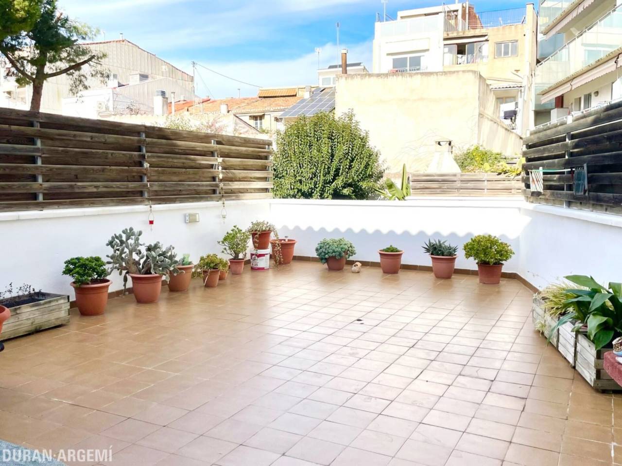 Dúplex ampli amb gran terrassa a peu de menjador, plaça de pàrquing i ubicació privilegiada