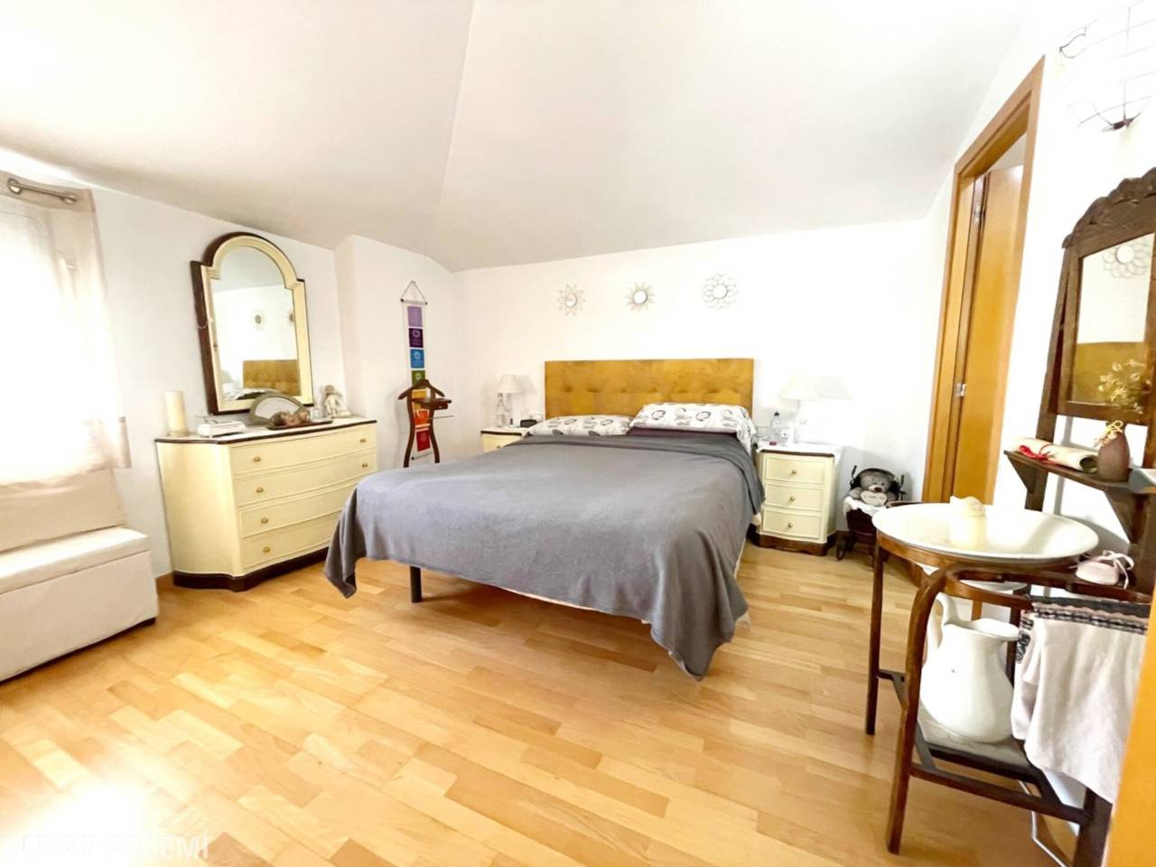 Dúplex ampli amb gran terrassa a peu de menjador, plaça de pàrquing i ubicació privilegiada