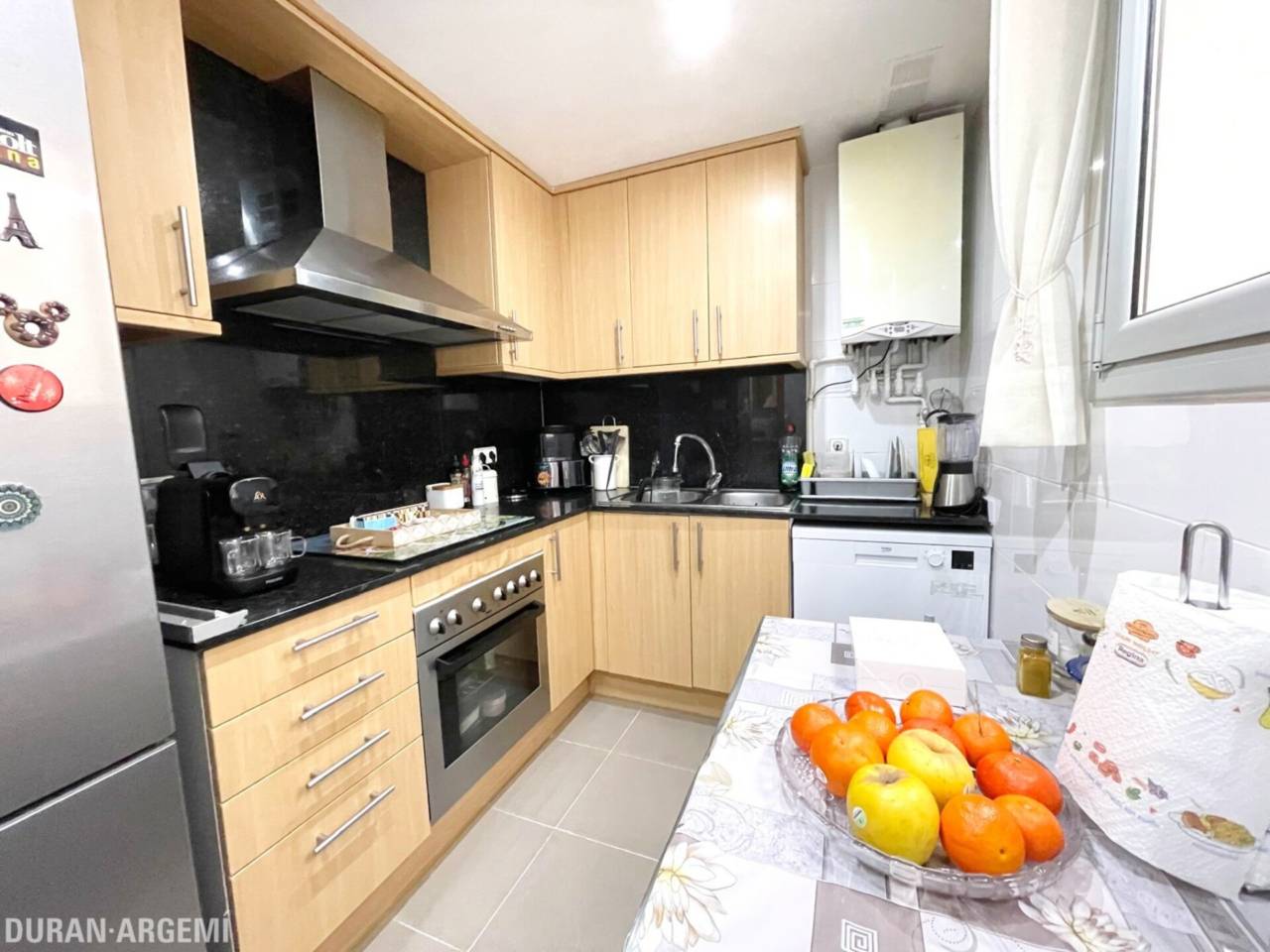 Dúplex ampli amb gran terrassa a peu de menjador, plaça de pàrquing i ubicació privilegiada