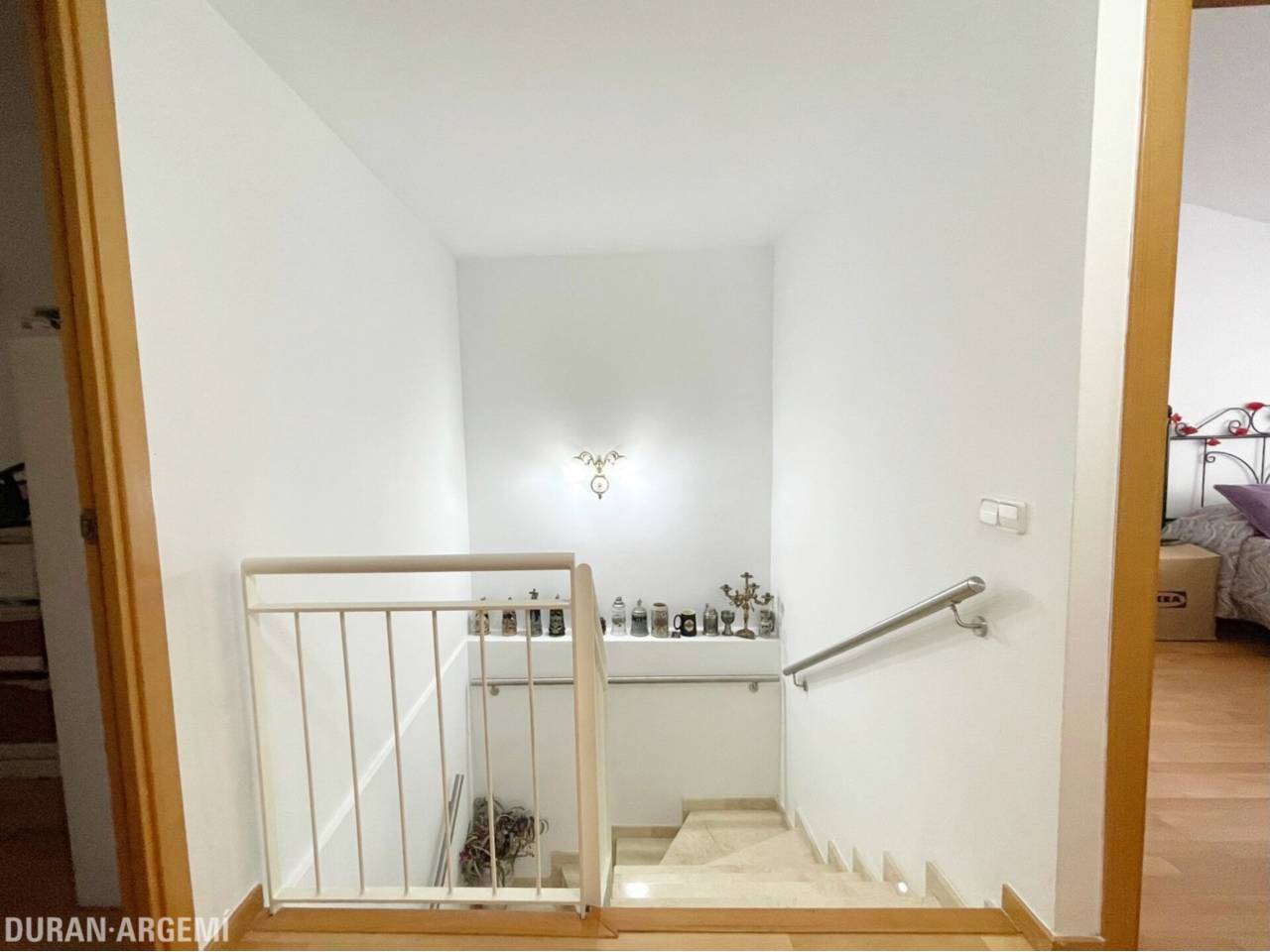 Dúplex ampli amb gran terrassa a peu de menjador, plaça de pàrquing i ubicació privilegiada